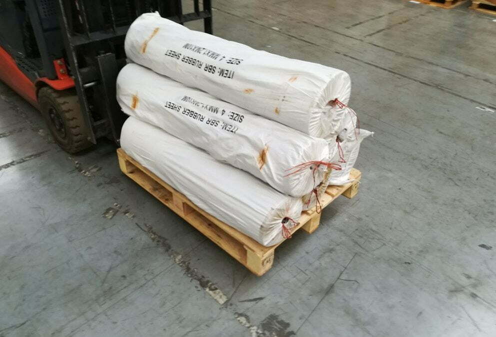 Logistyka wykładzin i płyt gumowych w rolkach